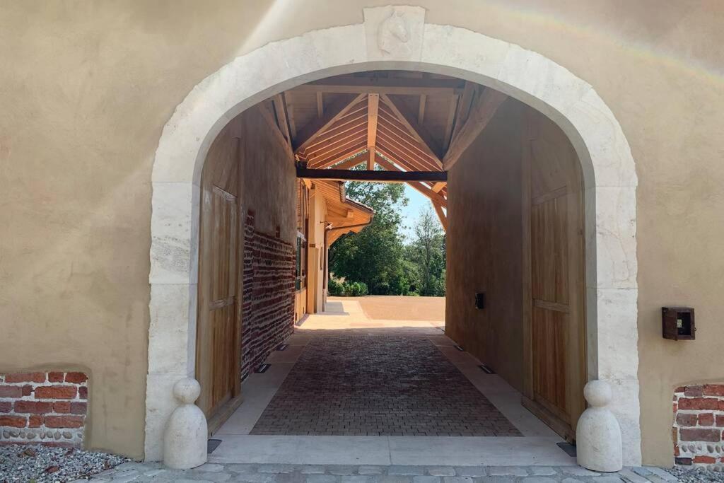 Villa Ancien Haras Refait A Neuf A 3 Km De Vonnas Exterior foto